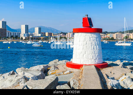 Jetée d'entrée marina Ajaccio avec tour phare rouge et blanc, Corse, France Banque D'Images