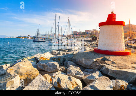 Jetée d'entrée marina Ajaccio avec tour phare rouge et blanc dans un soleil, Corse, France Banque D'Images