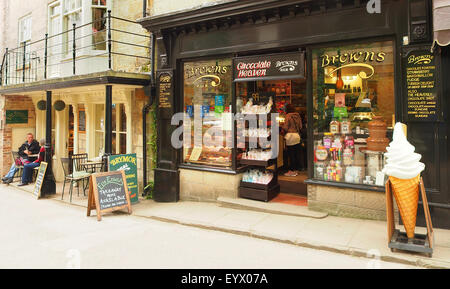 Café/thé et une boutique de chocolat à Robin Hoods Bay, près de Whitby sur la côte du Yorkshire au Royaume-Uni. Banque D'Images