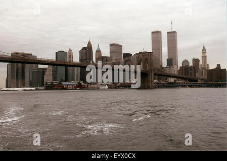 Juillet 1995 - NEW YORK : les toits de Manhattan, avec les tours jumelles du World Trade Center et le pont de Brooklyn, Manhattan Banque D'Images