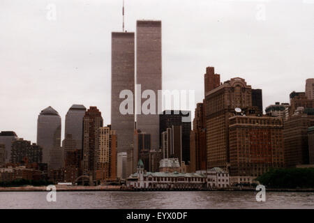 Juillet 1995 - NEW YORK : les toits de Manhattan, avec les tours jumelles du World Trade Center, Manhattan Banque D'Images