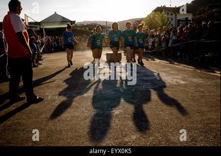 Un groupe de femmes prêtes à faire glisser une pierre dans le village de Bera de Bidasoa, dans le nord de la Navarre, Espagne. Banque D'Images