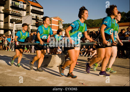 Un groupe de femmes faisant glisser une pierre dans le village de Bera de Bidasoa, dans le nord de la Navarre, Espagne. Banque D'Images