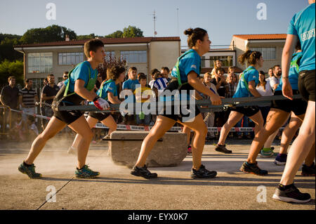 Un groupe de femmes faisant glisser une pierre dans le village de Bera de Bidasoa, dans le nord de la Navarre, Espagne. Banque D'Images