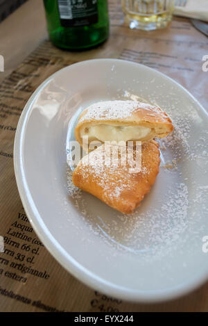 Cassatelle, sucrées avec de la ricotta, gâteau typique de la Sicile, Italie. Banque D'Images