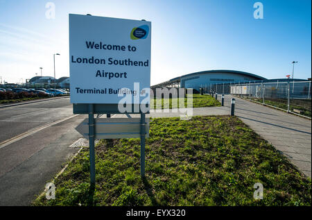 Southend, Essex. L''aéroport de Londres Southend, terminal vue extérieure. Société de transport appartenant à Eddie Stobart Group. Banque D'Images