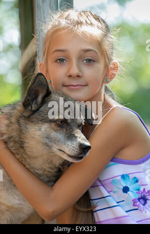 Girl hugging un chien de compagnie Banque D'Images