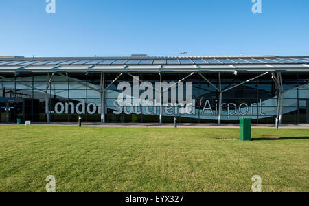 Southend, Essex. L''aéroport de Londres Southend, terminal vue extérieure. Société de transport appartenant à Eddie Stobart Group. Banque D'Images