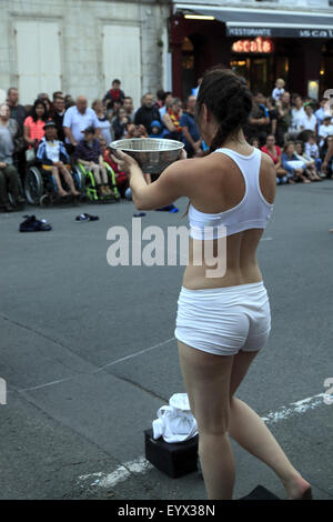 Festival des Arts de la rue. L'errance a dansé "Couleur du temps" par la compagnie Artonik de Marseille à Rochefort, France Banque D'Images