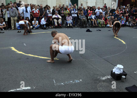 Festival des Arts de la rue. L'errance a dansé "Couleur du temps" par la compagnie Artonik de Marseille à Rochefort, France Banque D'Images