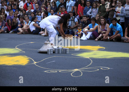 Festival des Arts de la rue. L'errance a dansé "Couleur du temps" par la compagnie Artonik de Marseille à Rochefort, France Banque D'Images