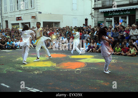 Festival des Arts de la rue. L'errance a dansé "Couleur du temps" par la compagnie Artonik de Marseille à Rochefort, France Banque D'Images