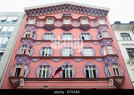 Ljubljana, Slovénie. Façade de banque coopérative (Zadruzna Gospodarska Banka) conçu par l'architecte Ivan Vurnik, 1884-1971. Banque D'Images