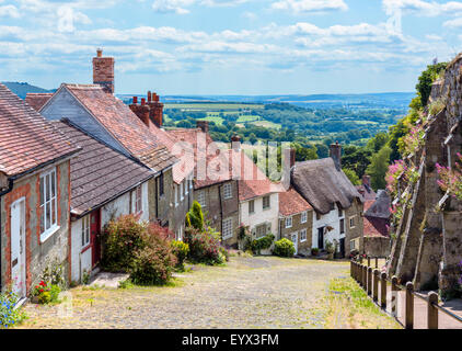 La colline d'or avec l'ancienne abbaye de murs pour le droit, Shaftesbury, Dorset, England, UK Banque D'Images