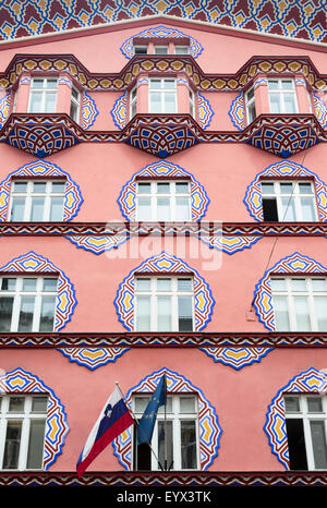 Ljubljana, Slovénie. Façade de banque coopérative (Zadruzna Gospodarska Banka) conçu par l'architecte Ivan Vurnik, 1884-1971. Banque D'Images