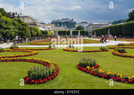 Salzbourg, Salzbourg, Autriche, de l'État. Vue sur les jardins de la Schloss Mirabell à la forteresse de Hohensalzburg. Banque D'Images