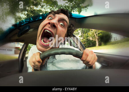 Silly homme obtient en accident de voiture et fait face ridicule Banque D'Images