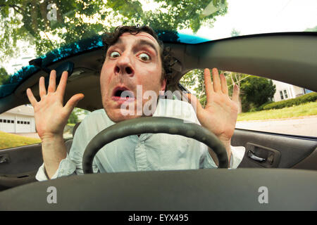 Silly homme obtient en accident de voiture et fait face ridicule Banque D'Images