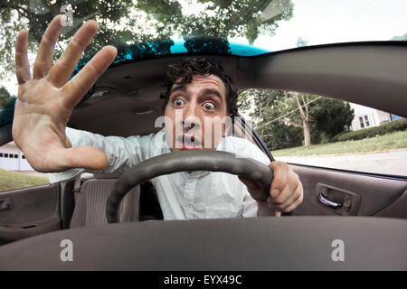 Silly homme obtient en accident de voiture et fait face ridicule Banque D'Images