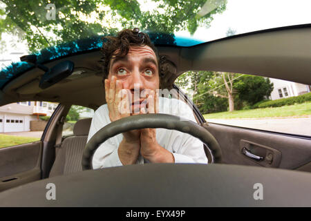 Silly homme obtient en accident de voiture et fait face ridicule Banque D'Images