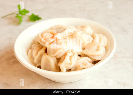 (Dumplings) pelmeni russes dans un bol Banque D'Images