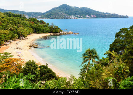 Vue panoramique de haut beau paysage plage de Laem Sing Cape et la mer d'Andaman sous ciel bleu en été célèbres attractions de Phuk Banque D'Images