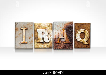 Le mot "Irak" écrit en métal rouillé type typographique isolé sur un fond blanc. Banque D'Images