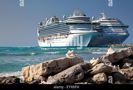 Deux navires de croisière amarré à Grand Turk Islands, Caribbean Banque D'Images