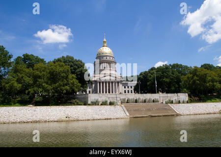 West Virginia State Capitol building prises à partir de la rivière. Banque D'Images