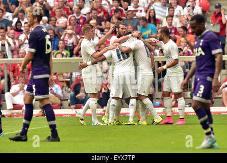 Munich, Allemagne. 4 Août, 2015. L'équipe du Real Madrid célébrer le 1:0 objectif au cours de l'Audi Cup soccer friendly entre le Real Madrid et Tottenham Hotspur à Munich, Allemagne, 4 août 2015. PHOTO : PETER KNEFFEL/DPA/Alamy Live News Banque D'Images