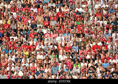 Munich, Allemagne. 4 Août, 2015. Football fans dans les peuplements au cours de l'Audi Cup amical de football entre le Real Madrid et Tottenham Hotspur à Munich, Allemagne, 4 août 2015. PHOTO : PETER KNEFFEL/DPA/Alamy Live News Banque D'Images