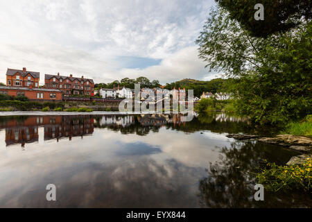 La réflexion de Llangollen dans la rivière Dee sur un ton calme, chaude soirée d'été. Banque D'Images