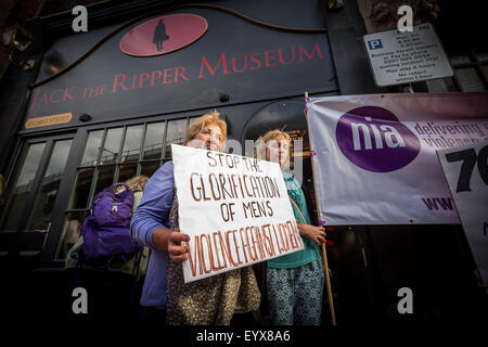 Londres, Royaume-Uni. 4 Août, 2015. Manifestations devant tout nouveau Musée Jack the Ripper sur le câble Street Crédit : Guy Josse/Alamy Live News Banque D'Images