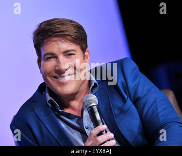 Fichier : Toronto, Canada. 4 Août, 2015. Christopher Hyndman, co-animateur de l'émission talk show Steven et Chris a été retrouvé mort dans une ruelle à Toronto le lundi soir. (Photo prise en juin 2015 Toronto) Credit : EXImages/Alamy Live News Banque D'Images