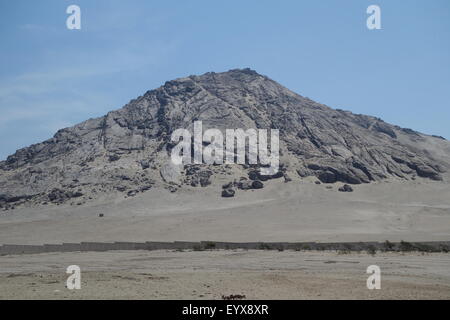 Cerro Blanco, donnant sur la Huaca de la Luna complexe archéologique, près de Trujillo, Pérou, Province de La Libertad Banque D'Images