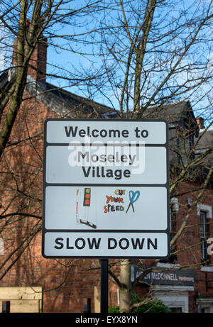 'Bienvenue à Moseley Village' signe qui est présenté dans la section urbaine de "Best Places to Live' Birmingham, UK Banque D'Images