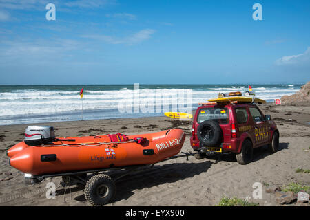 Sauvetage sur plage, drapeaux d'avertissement et de matériel sur la plage prêt à être utilisé par les sauveteurs RNLI Banque D'Images