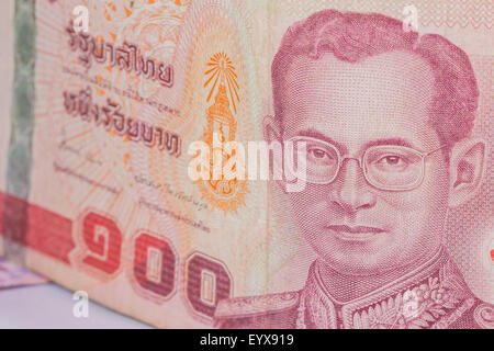 Close up of Thailand, devise baht thaïlandais avec les images du Roi de Thaïlande. Dénomination de 100 bahts. Banque D'Images