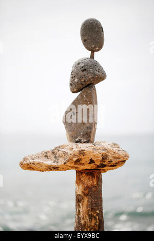 L'équilibrage en pierre sur une plage de galets Banque D'Images