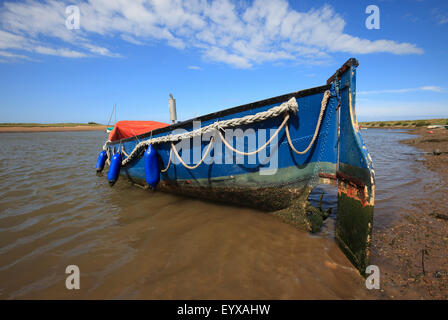 Bateau en bois bleu à Burnham Overy Staithe sur la côte de Norfolk. Banque D'Images