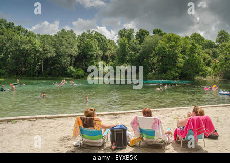 3 Les femmes dans les chaises de plage à Alexander Springs State Recreation Area, forêt nationale d'Ocala en Floride. Banque D'Images