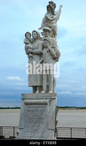 Une sculpture en marbre à côté de la rivière Mississippi à la Nouvelle Orléans, dédié à ceux qui ont immigré aux États-Unis pour les Italiens Banque D'Images