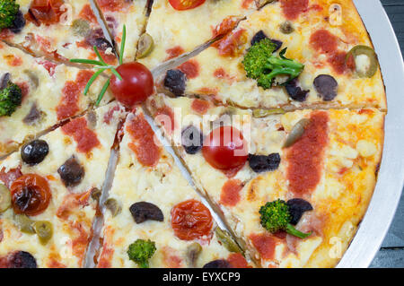 Tranches de pizza de légumes végétarien sur tableau noir Banque D'Images