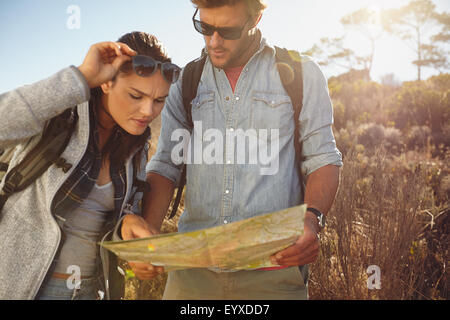 Les randonneurs à la recherche à la carte. Navigation couple ensemble au cours de randonnée voyage à l'extérieur dans la campagne. Banque D'Images