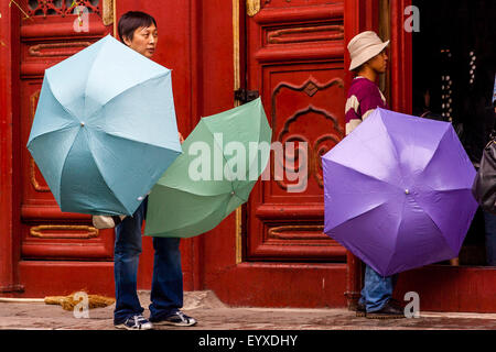 Les gens d'attendre à l'extérieur du Temple du Lama (Yong Il Gong) avec parasols, Beijing, Chine Banque D'Images