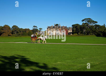 Jaunting Voiture à Muckross House Construit en 1843, le Kerry maintenant Folklife Center, le Parc National de Killarney, comté de Kerry, Irlande Banque D'Images