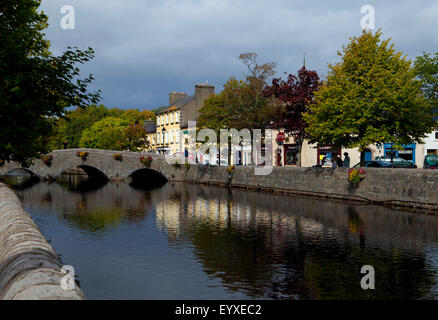 Pont sur la Rivière Carrowbeg, courant à travers le Mall, Westport, Comté de Mayo, Irlande Banque D'Images