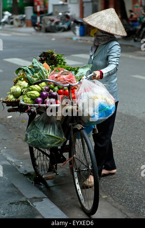 Femme vendant des légumes de location, Hanoi, Vietnam Banque D'Images
