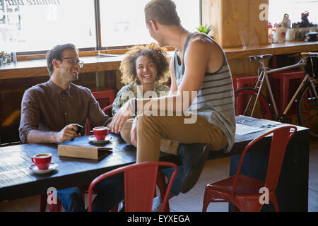 Amis de boire du café au café Banque D'Images