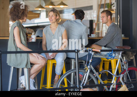 Amis de parler et de boire du café sur le patio cafe Banque D'Images